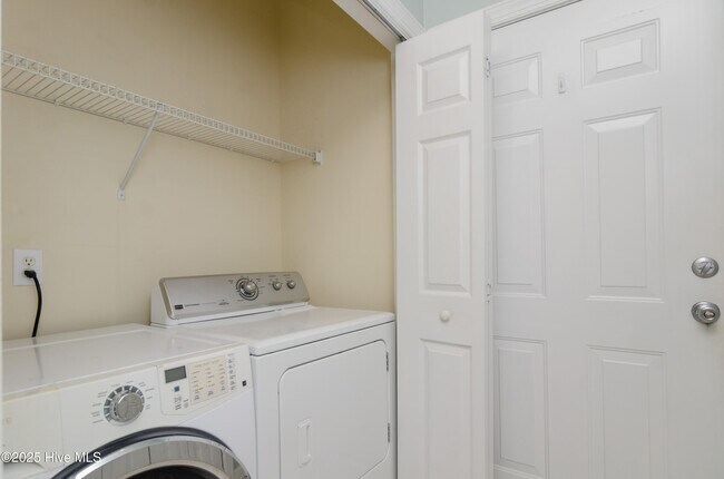 Building Photo - 204 Hilliard Ct