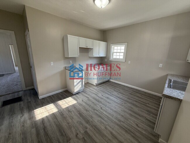 Building Photo - Three Bedroom | Updated | EHA Accepted | M...