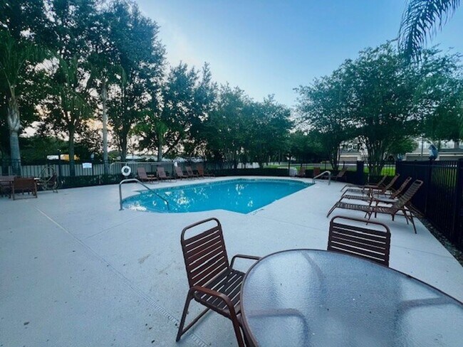 Building Photo - MOVE IN NOW-OVIEDO RENTAL!BEAUTIFUL 3 bd 2.5 bath townhome! 2 CAR ATTACHED GARAGE!FRESH PAINT! Wa...