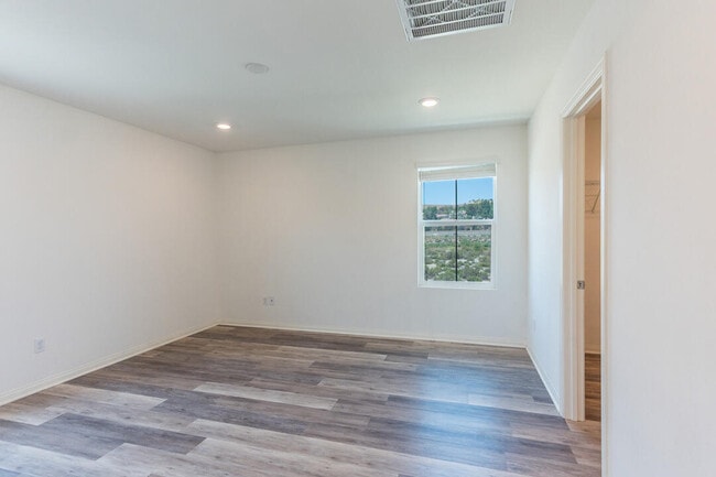 Building Photo - 27638 Sawtooth Ln