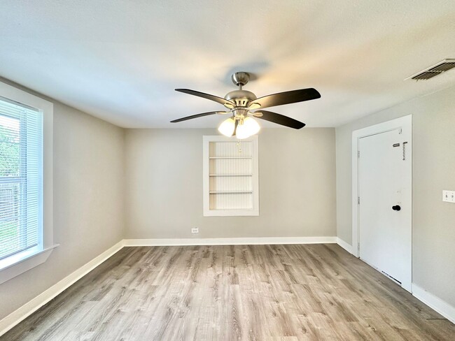 Building Photo - Available Now! Charming & Updated 3-Bedroo...