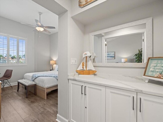 Building Photo - 5900 Bahia Del Mar Cir N