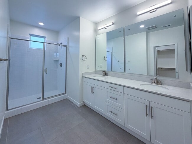 Building Photo - 1568 E Thompson Blvd