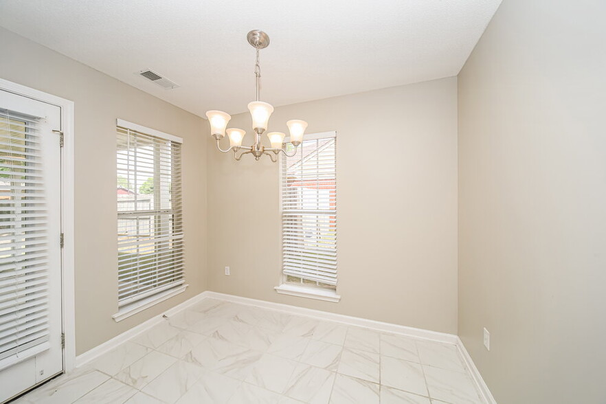 Building Photo - 10738 Pecan View Dr