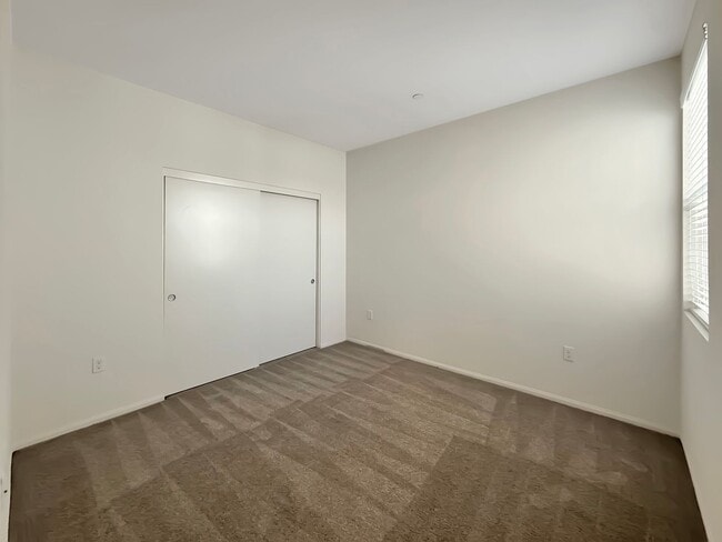 Building Photo - Spacious 4BR/3.5BA Townhome in Otay Ranch ...