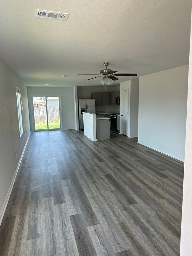 Building Photo - *Pre-leasing* NEWER Three Bedroom | Two Ba...