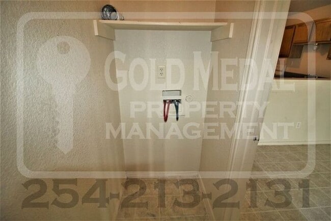 Building Photo - 2807 Leroy Cir