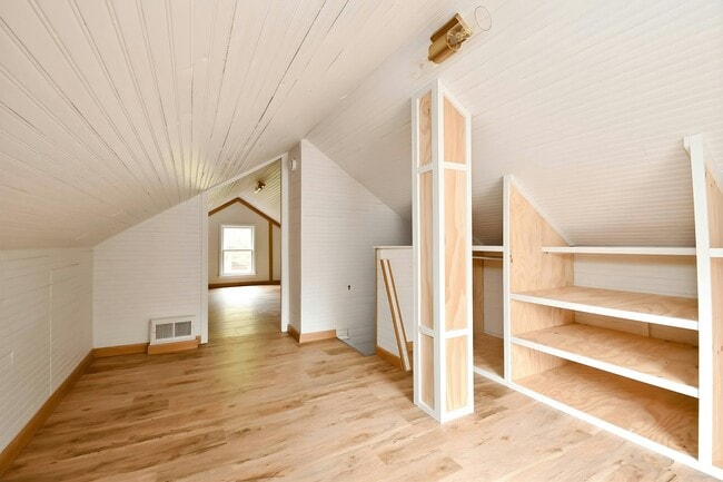 Building Photo - 1431 E Rouse Ave