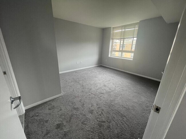 Building Photo - 355 I St SW