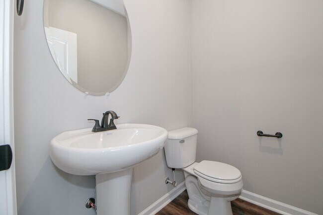 Building Photo - 1115-H2 Hillwood Drive