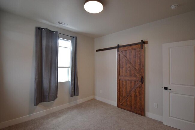 Building Photo - 205 S Ripplerock Ln