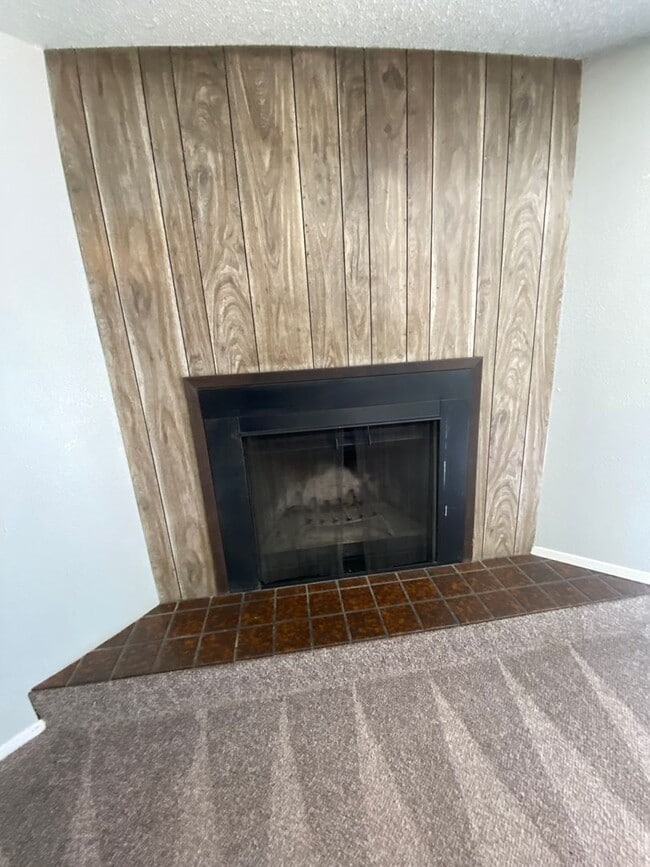 Building Photo - Ready first of June / 3 bedroom 2 bathroom...