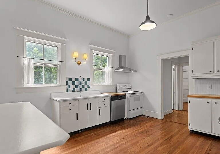 Kitchen - 1904 Wolcott Ave