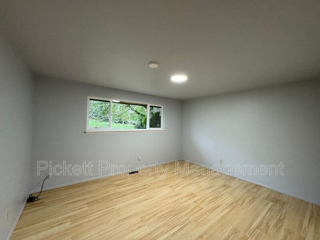 Building Photo - 3100 Armstrong Ln NE