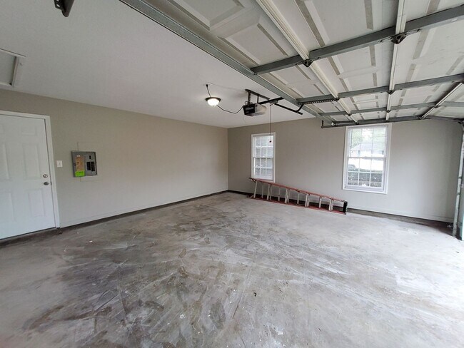 Building Photo - 647 S Sanga Rd