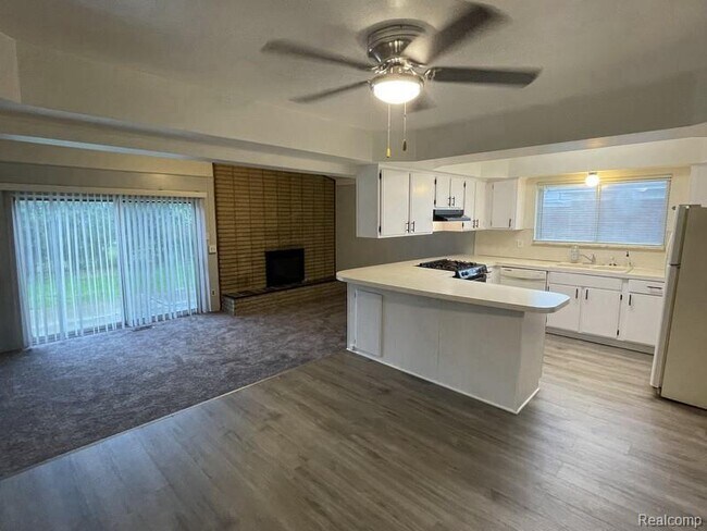 Building Photo - 34660 MacDonald Dr