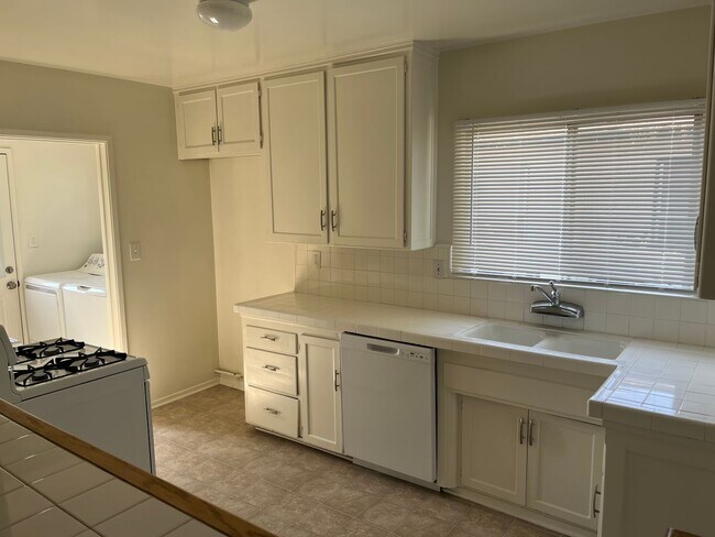 Building Photo - 3 bedroom home in Lakewood now ready to rent!