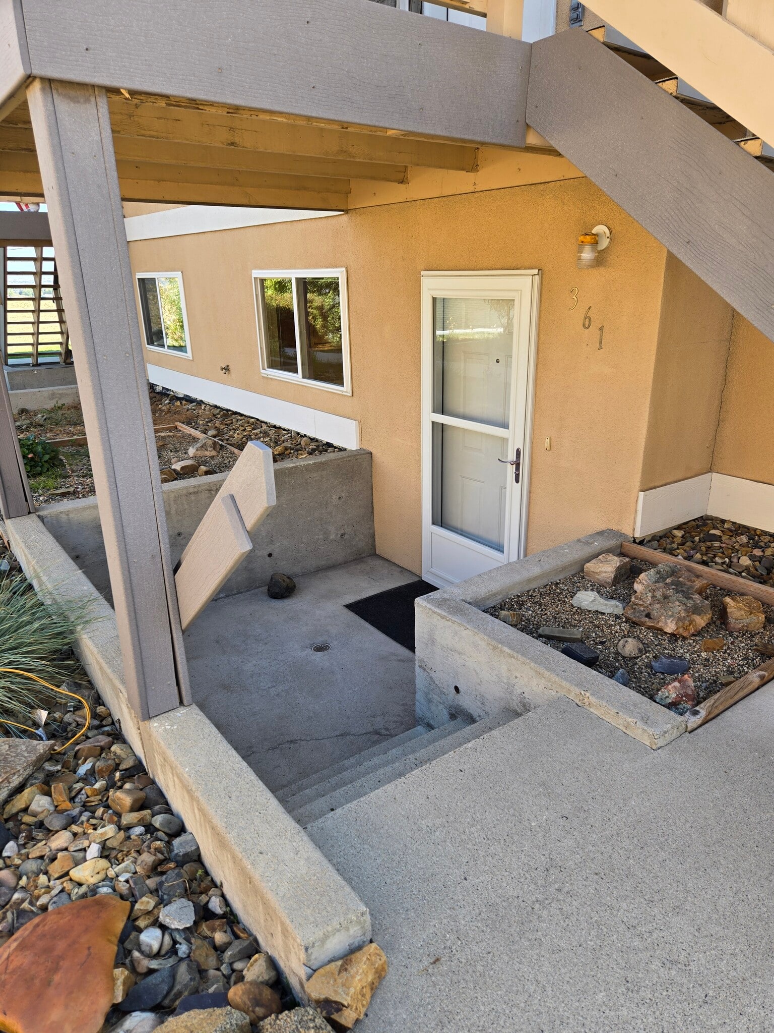 Building Photo - 361 Janet St