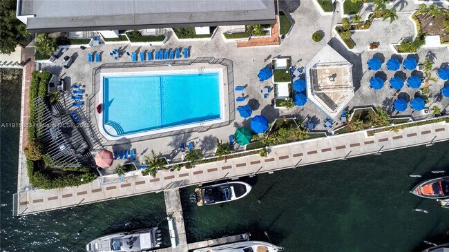 Building Photo - 999 Brickell Bay Dr