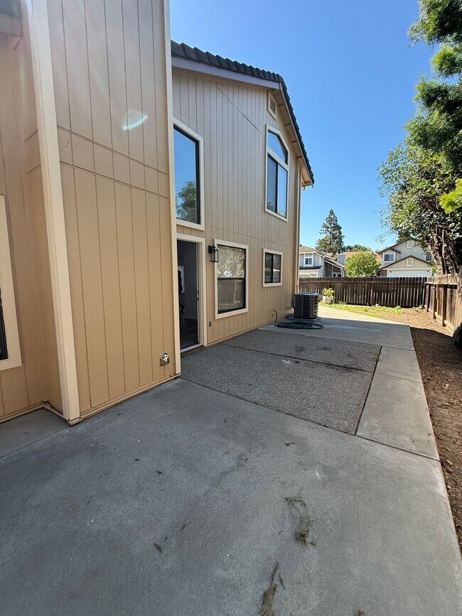 Building Photo - 3 BEDROOM COURT LOCATION