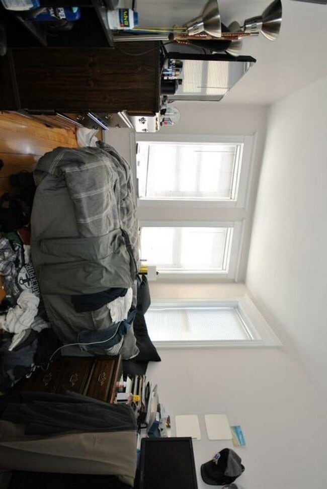 Building Photo - 5/1 Sunny top floor 2BR near Green Line, Harvard Ave