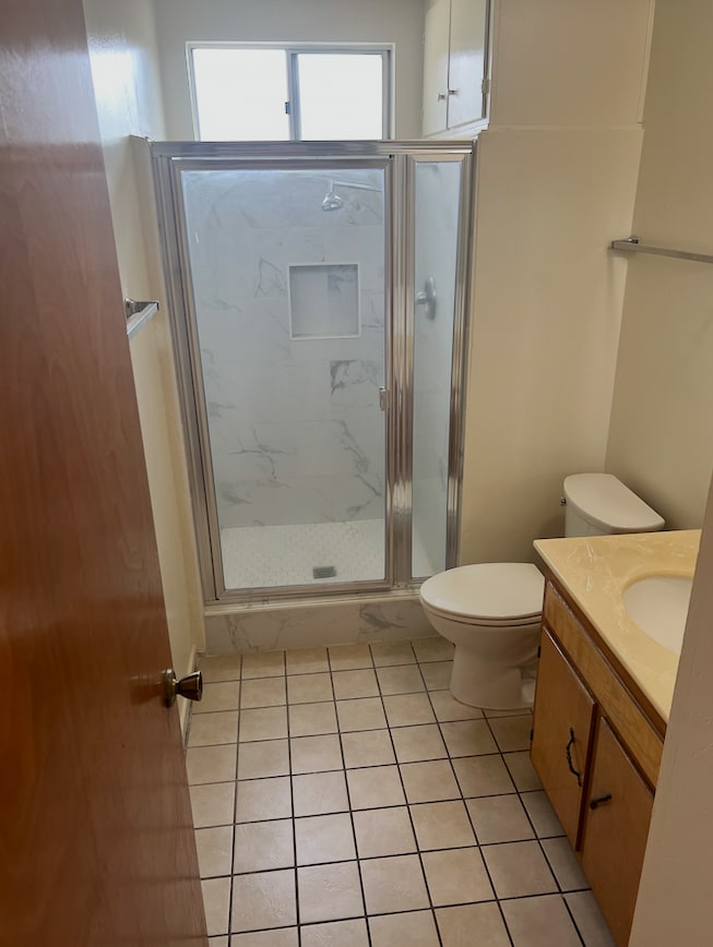 Bathroom 1 accessible from hallway - 3262 Montrose Ave