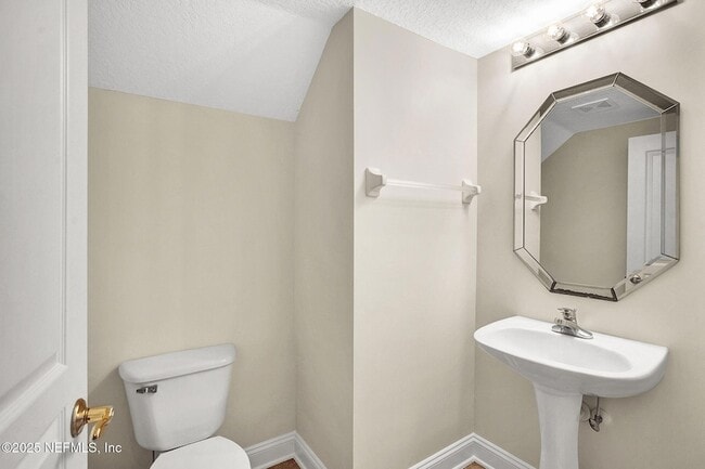 Building Photo - 1761 Highland View Dr