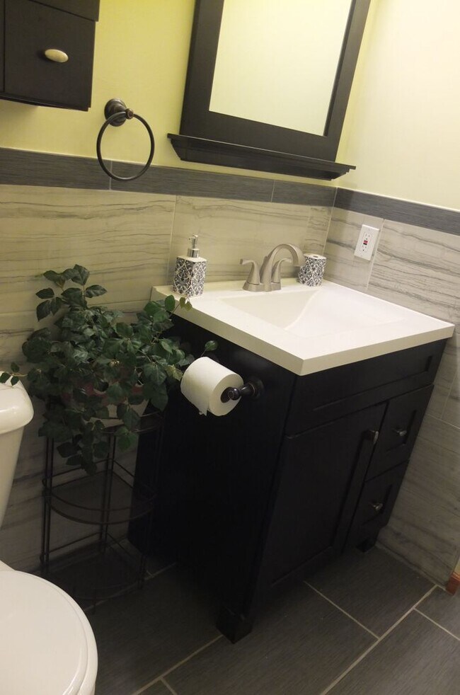 Building Photo - Beautiful Renovated Four bedroom Townhome