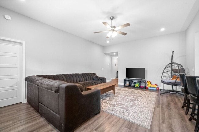 Building Photo - 3 Bedroom 3 Bath Home with Bonus Room For Rent!
