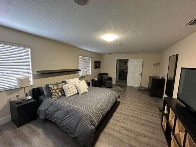 Building Photo - 1063 Sunflower Cir