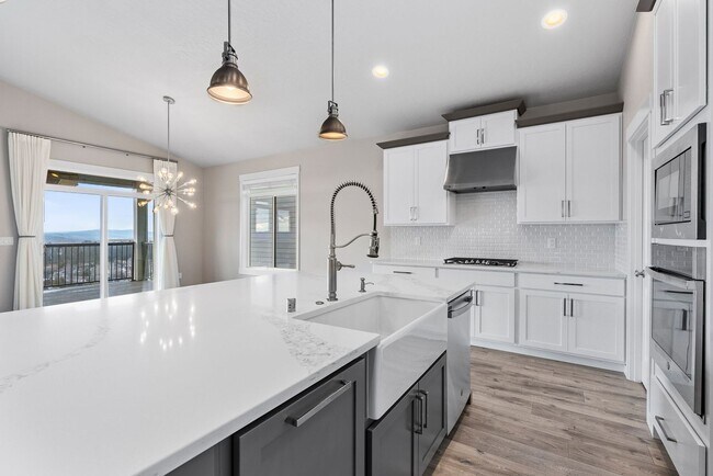 Building Photo - Luxury Four Bedroom with Breathtaking Views