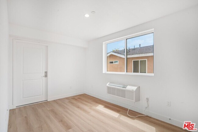 Building Photo - 3221 W 71st St