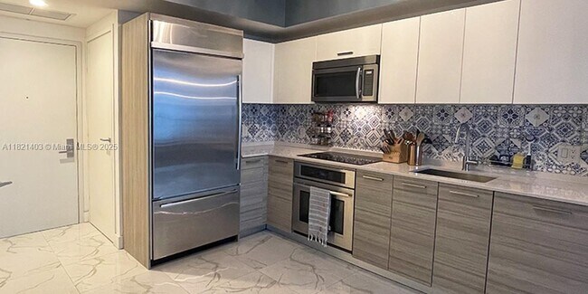 Building Photo - 1300 Brickell Bay Dr
