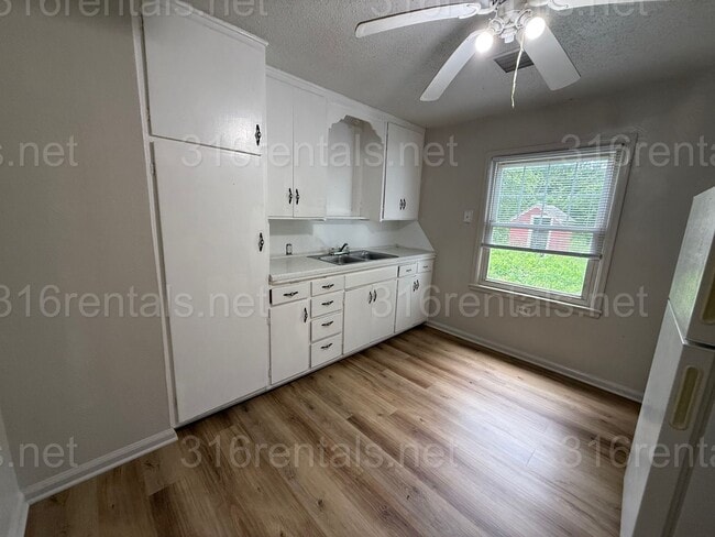 Building Photo - $995 - 3 bedroom / 1 bathroom - Single Fam...