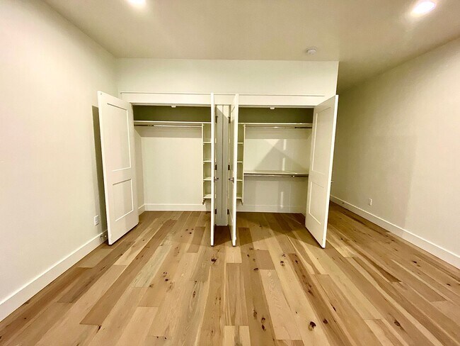 Building Photo - Beautiful Custom 6 Bedroom (2 Primary Bedr...