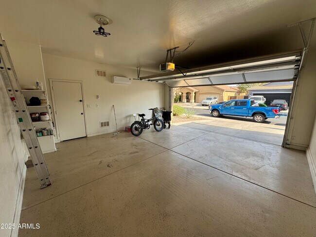 Building Photo - 4022 E Cherry Hills Dr