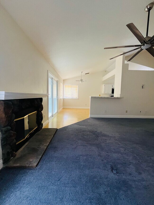 Building Photo - $2450 - 3 Bed/2 Bath Home in a Beautiful Neighborhood
