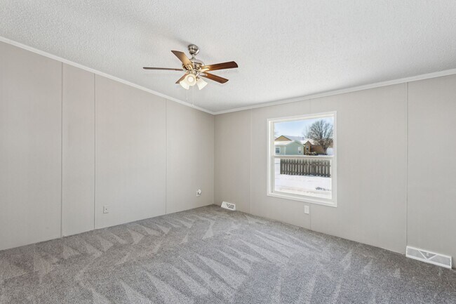 Building Photo - Adorable 3 Bedroom/2 Bath with lots of space! Available on 2/23/26!