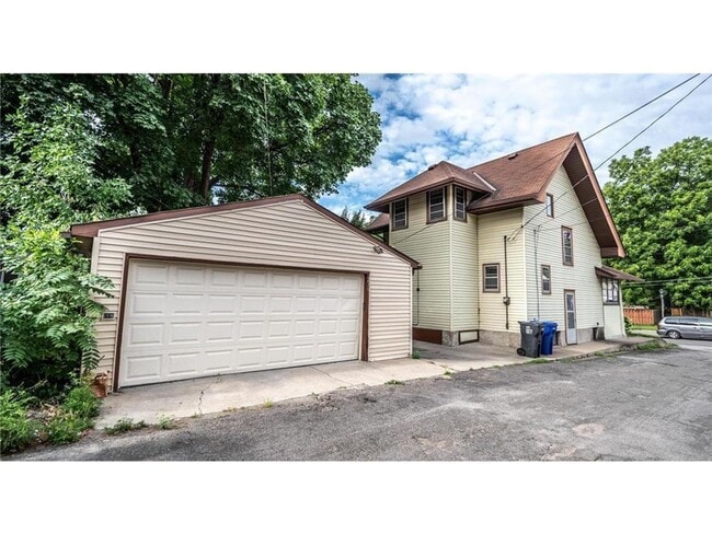 Building Photo - August 1st 2026- Large 5 Bedroom Single Fa...