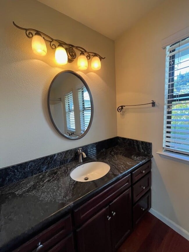 Building Photo - 856 Alyssum Ct