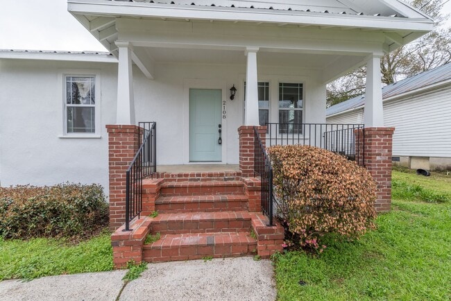 Building Photo - Spacious 2 Bedroom Cottage w/ Granite & Ha...