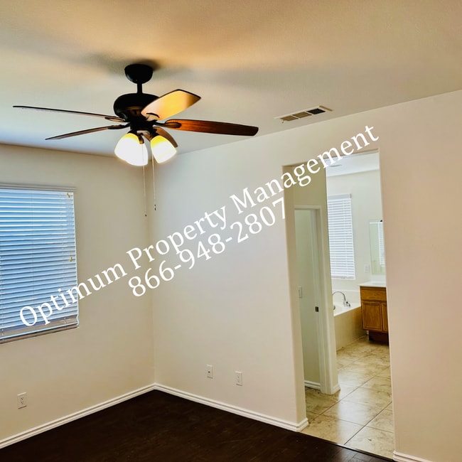 Building Photo - Modern Elegance and Comfort!