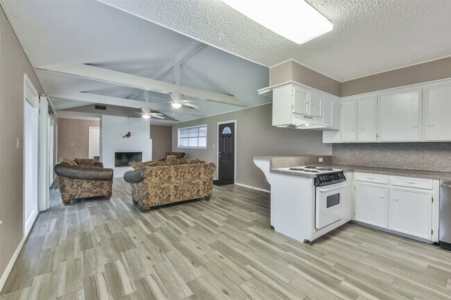 Building Photo - 23807 Red Oak Dr