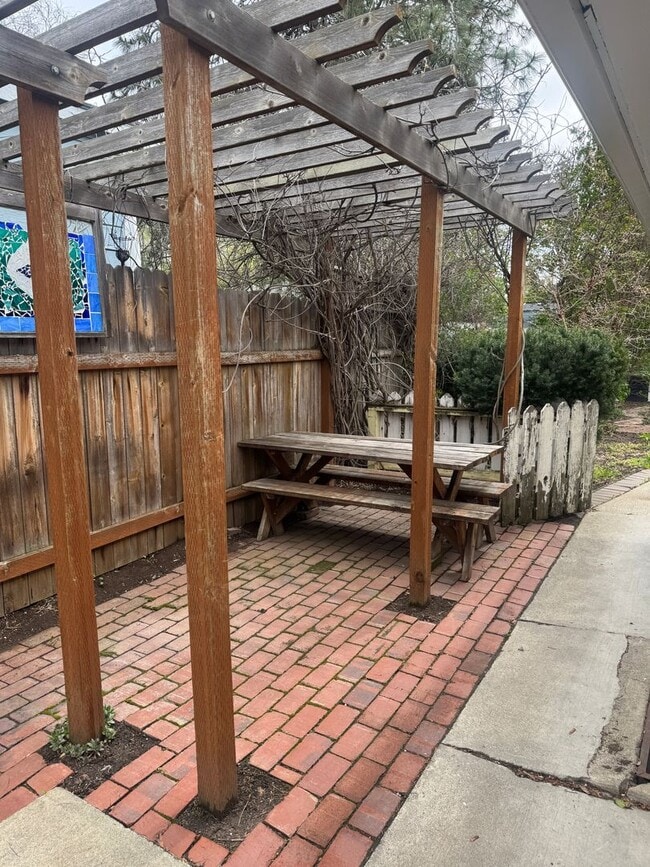 Building Photo - Spacious Home with Great Location