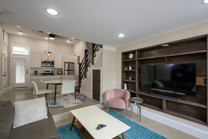 Building Photo - 717 F St NE