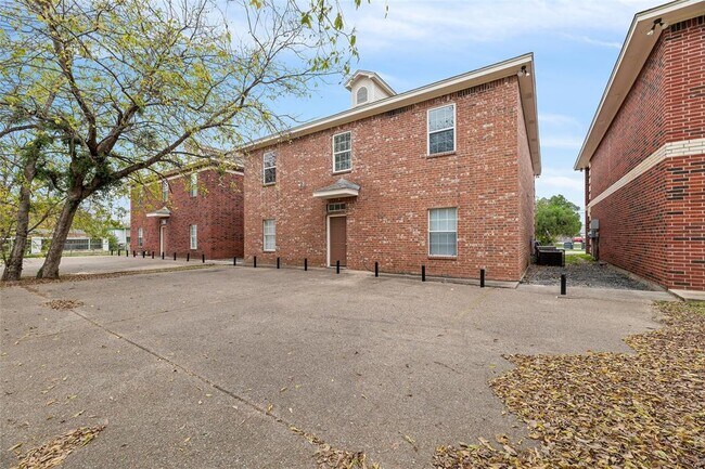 Building Photo - 1401 Wood Ave