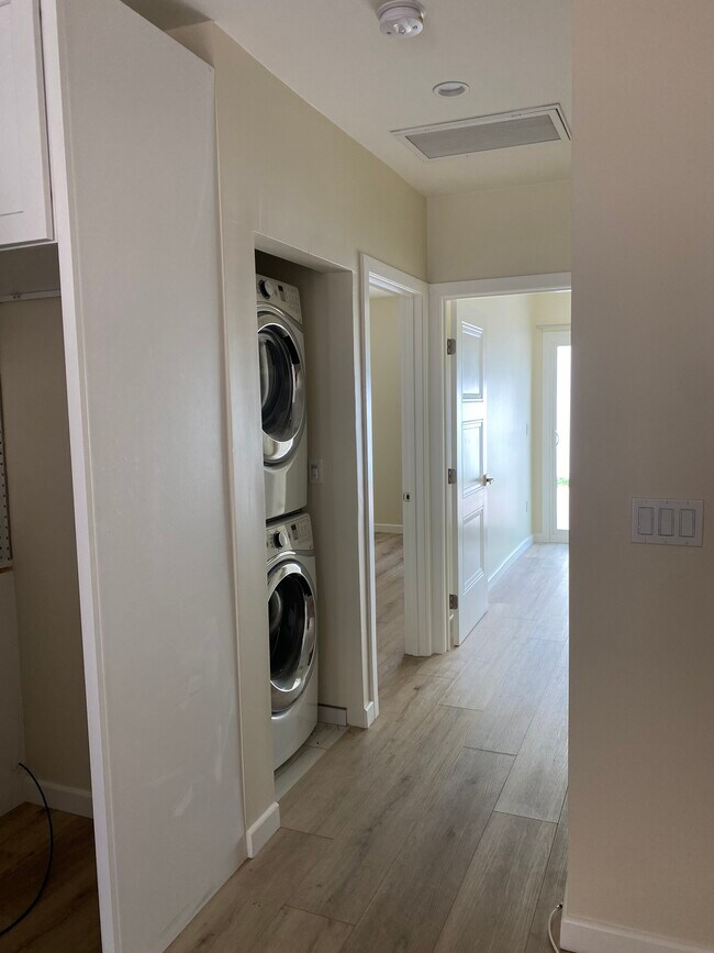 Building Photo - 6924 Encino Ave