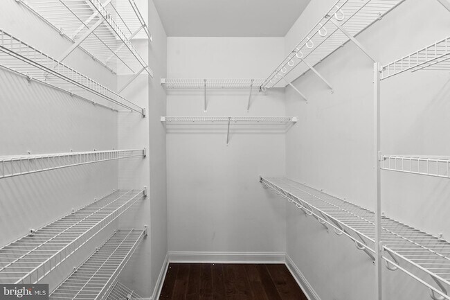 Building Photo - 2022 Crescent Wy