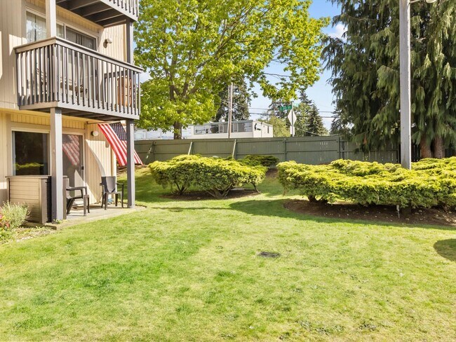Building Photo - Great 1 Bedroom Condo in Federal Way! Beautiful Kitchen Finishes and Close to Light Rail!
