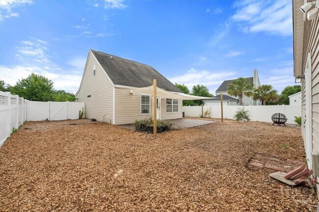Building Photo - 17 Bushwood Dr